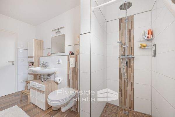 Bad im EG mit Wanne und Dusche 