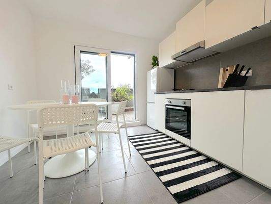 Moderne WG-Küche mit Terrasse