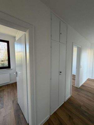 Der Flur mit Einbauschrank

