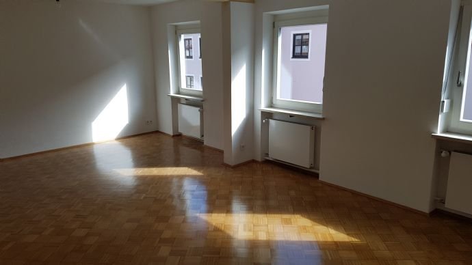 Zentrale Lage in der Altstadt - helle 4-Zimmer-Wohnung komplett saniert