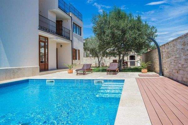 Luxus-Villa mit 2 Einheiten, nahe dem Meer und dem Zentrum von Novigrad