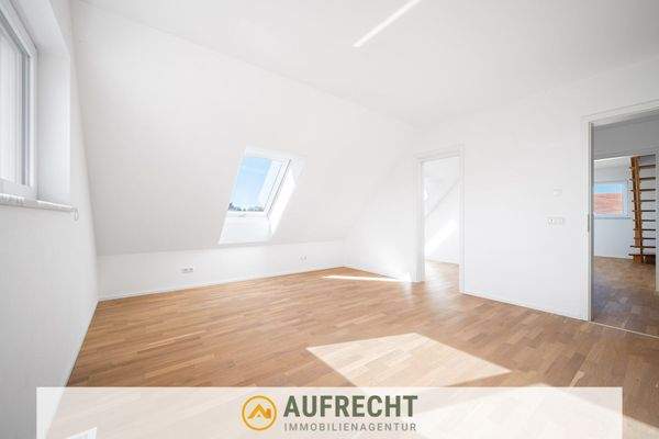 großzügiges Schlafzimmer mit Ankleide