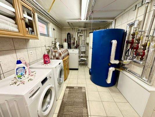 Hauswirtschaftsraum (hinten Erdwärme-Heizung)