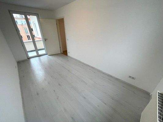 Leerer Raum mit Balkon