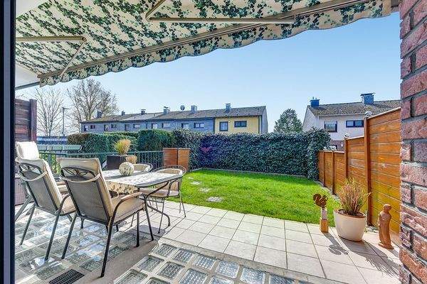 Süd - Terrasse und Garten