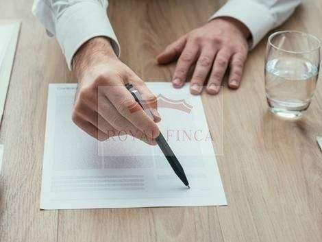 18.Vertrag mit Hand.jpg