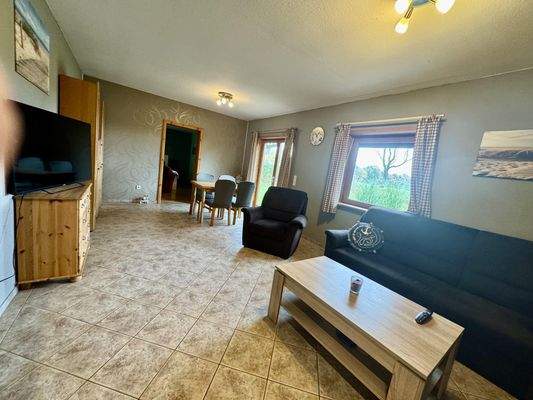 gefliester Wohn- und Essbereich