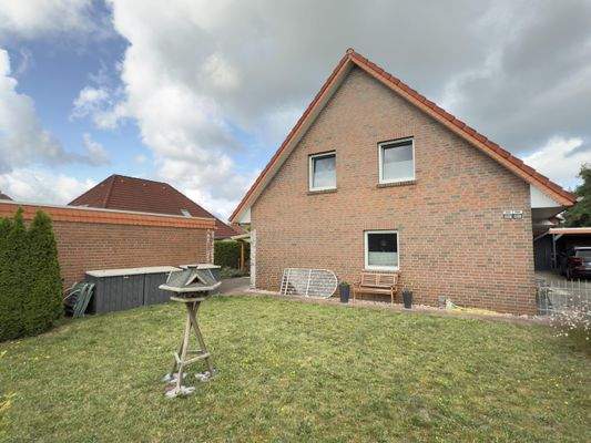 Gartenansicht, links die Garage