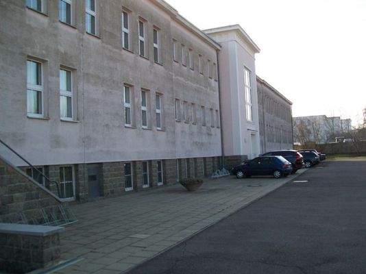 Rückseite mit Parkplätzen