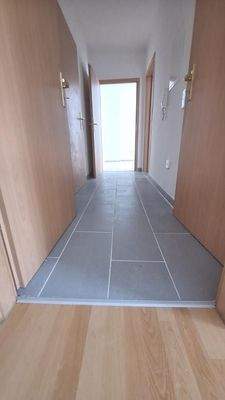 Flur (Blick zum Wohnzimmer)