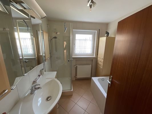 Bad mit Dusche und Badewanne OG