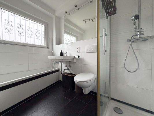 EG Badezimmer: Bad mit klaren Flächen und schönem Tageslicht