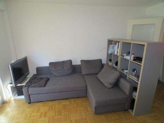 Doppelbett und Sofa mit Bettkasten