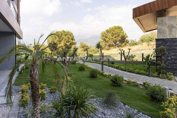 Sea and City-View Flats in a Complex with Pool in Alanya