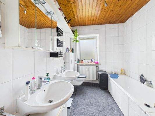 Bad Obergeschoss mit Wanne und Dusche