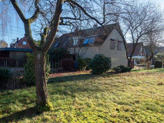 Vorderansicht auf Haus und Grundstück