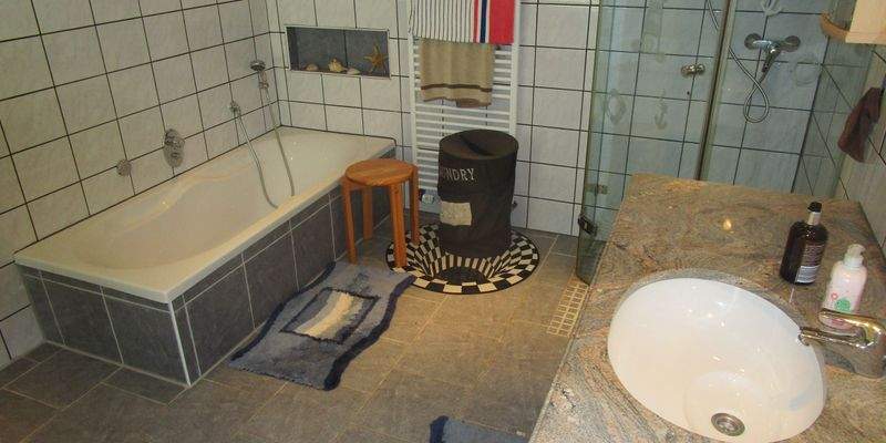 195. Badezimmer im EG.des Hauses..JPG