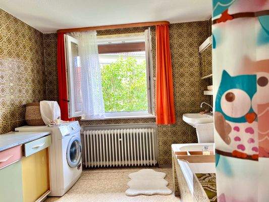 Bad mit Blick durchs Fenster.JPG