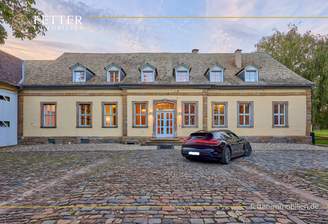01 Schlosshof.png