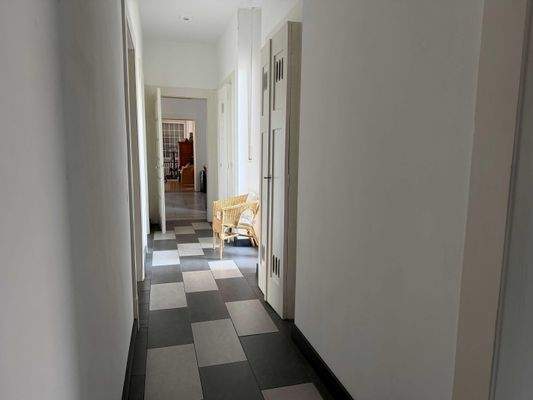 Flur mit Einbauschränken