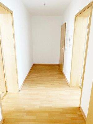 Flur mit Blick Richtung Wohnungseingangstür