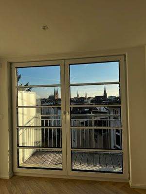 Fensterblick auf Stadt