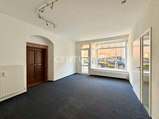 Linke Gewerbeeinheit im Erdgeschoss