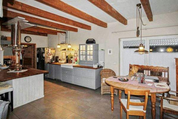 großzügiger Küchen-Essbereich