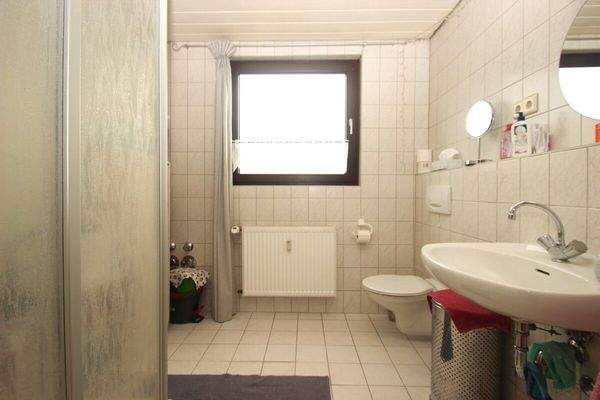 ...das Duschbad mit Fenster, ...