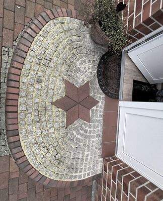 geschmackvolle Pflasterung im äußeren Eingangsbereich