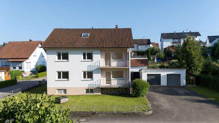 28 Außenbereich mit Garagen