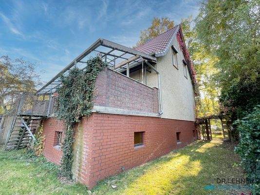 Haus-Rückseite mit Terrasse