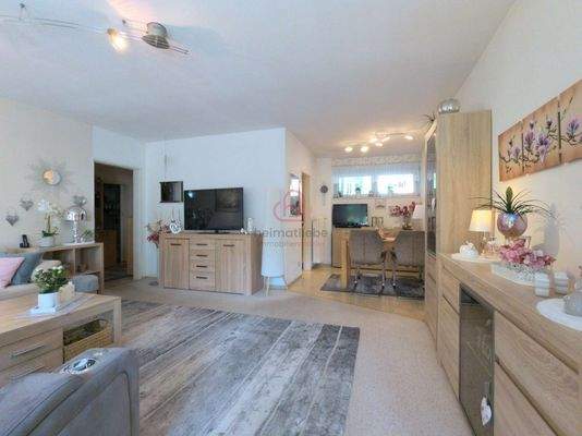 Wohnzimmer mit Block zum Essbereich