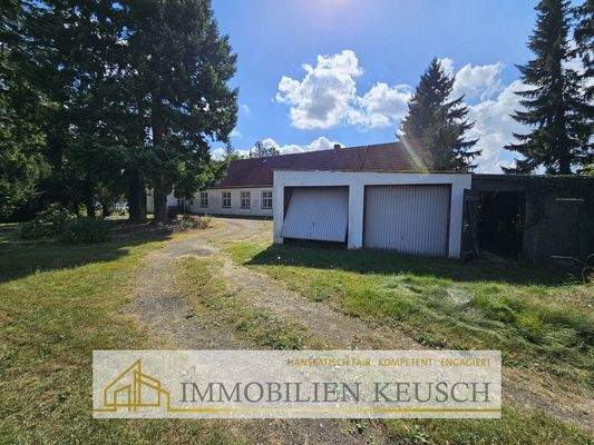 Vier Garagen Werkstatt seitlich - Auffahrt