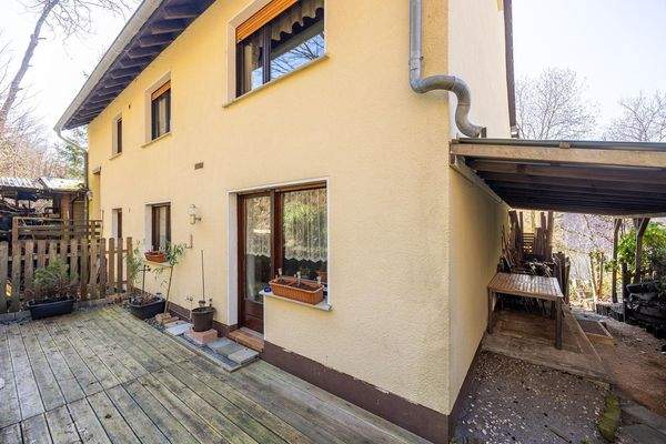 Terrasse hinter dem Haus