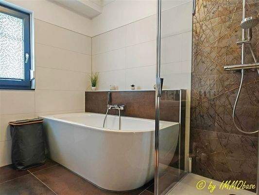 Wellnessbadezimmer im Erdgeschoss