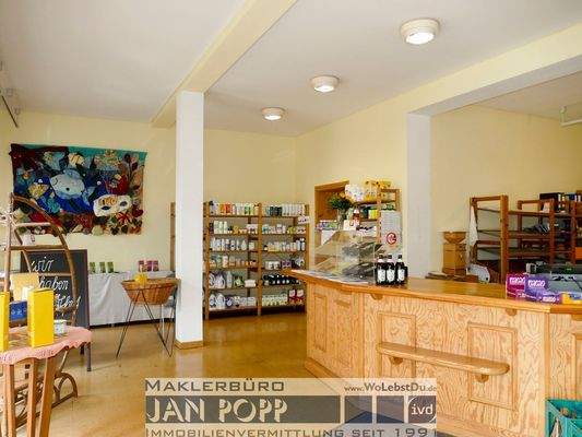 Laden mit Blick zum Büro
