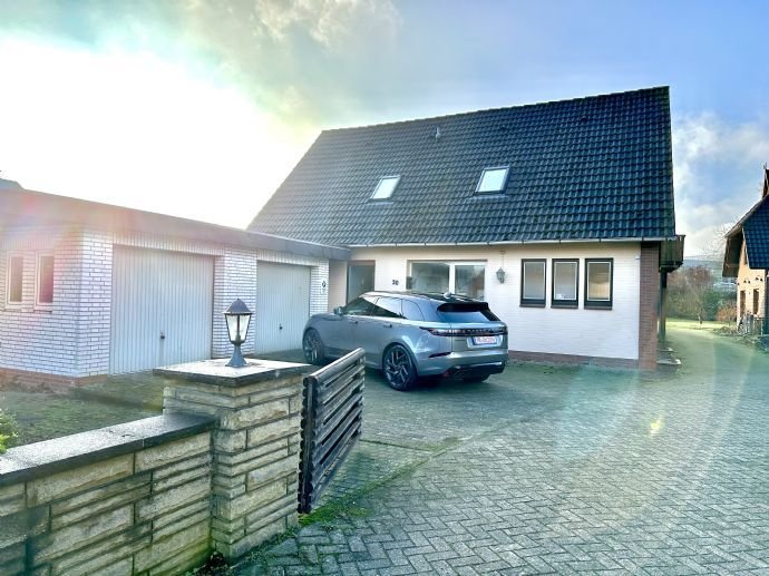 Gepflegtes 2-Familienhaus mit Garten und 3 Garagen