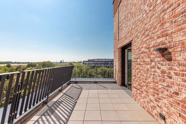 Großzügige Dachterrasse als zusätzliches Zimmer im Freien