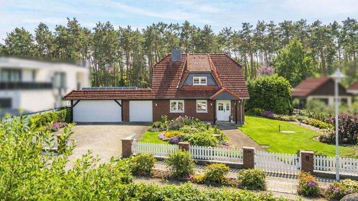 Hausansicht und Vorgarten