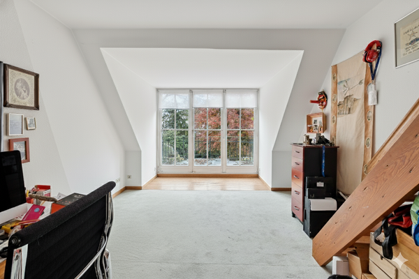 Schlafzimmer mit Zugang zum Süd-Balkon und Aufgang ins Dachgeschoss (Zimmer 5 - KI optimiert)