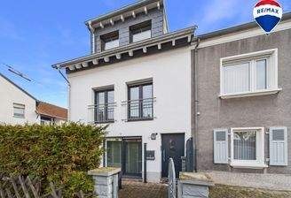 REMAX Immobilien DeLux Einfamilienhaus Frontansicht Schwalbach Mark Borowicz