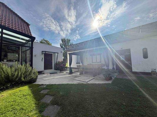 weitere Terrasse + Nebengebäude