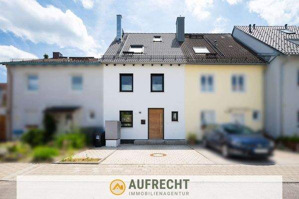 Hausansicht mit Stellplätzen