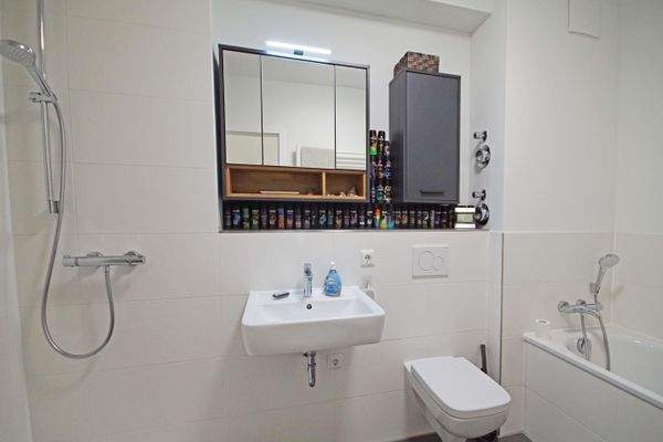 Bad mit Badewanne und Dusche