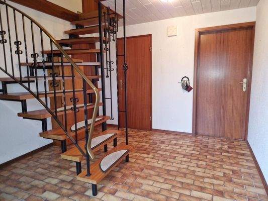 Flur mit offener Treppe ins Obergeschoss