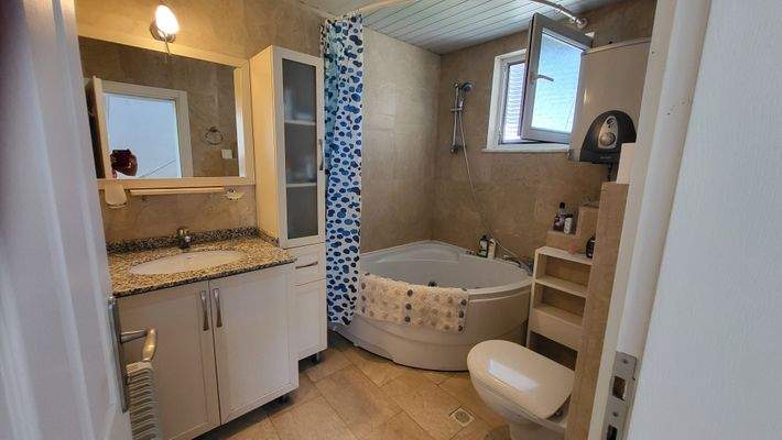 Bad mit Eck-Badewanne