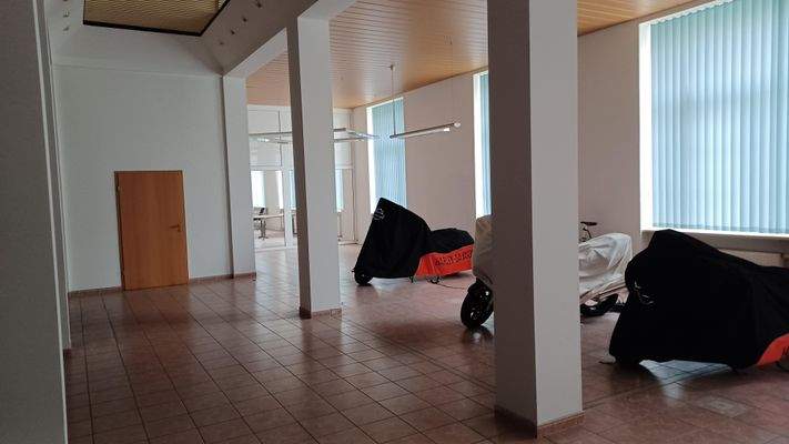 Erstes OG im Bürogebäude