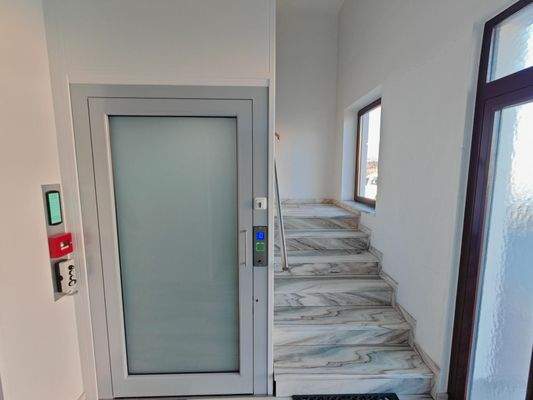 Stiege und Lift ins 1. Obergeschoss