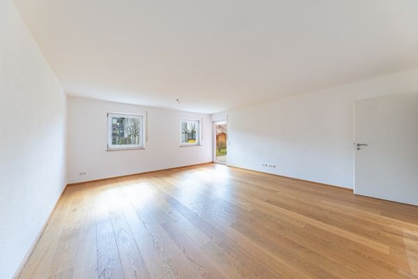 Das Wohnzimmer mit Zugang zum Garten